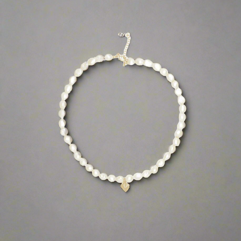 Choker en perles de culture avec pendentif cœur doré, modèle Hannah signé Gisel B. Idée cadeau femme ou ado.